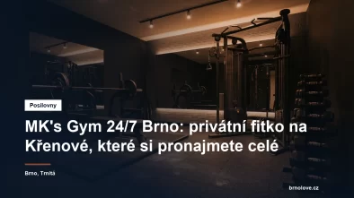 Malá privátní posilovna s činkami a lavicí, prázdná a připravená na jednoho cvičícího