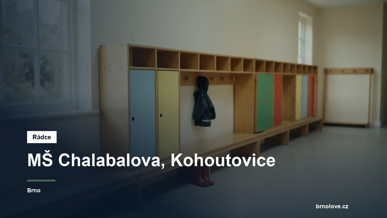 Prázdná šatna se skříňkami pro děti