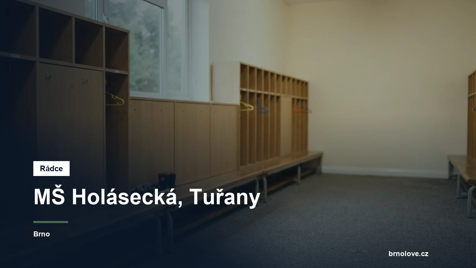 Prázdná šatna se skříňkami pro děti