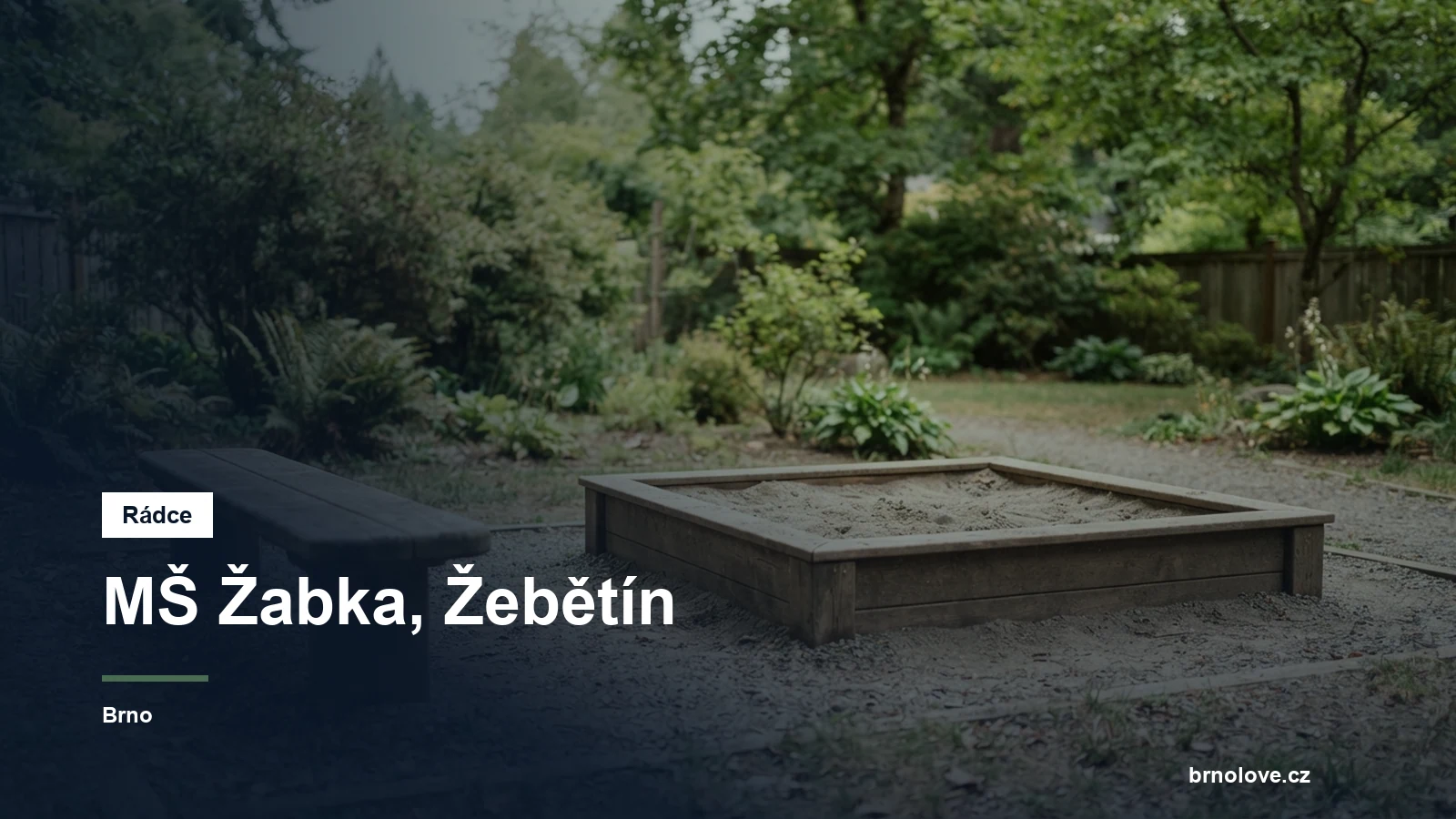 Prázdná školní zahrada s pískovištěm