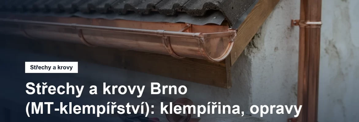 Nový měděný okapový žlab a svod na okraji střechy, vedle nůžky na plech a svinutý pás plechu