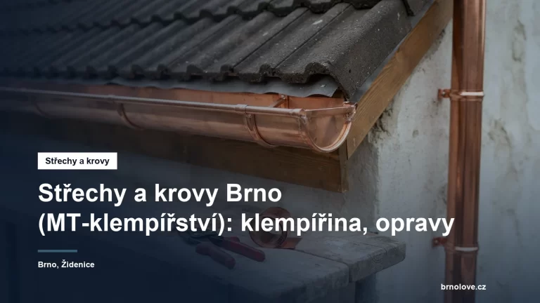 Nový měděný okapový žlab a svod na okraji střechy, vedle nůžky na plech a svinutý pás plechu