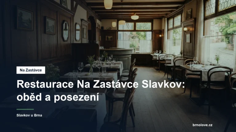 Interiér restaurace s prostřenými stoly