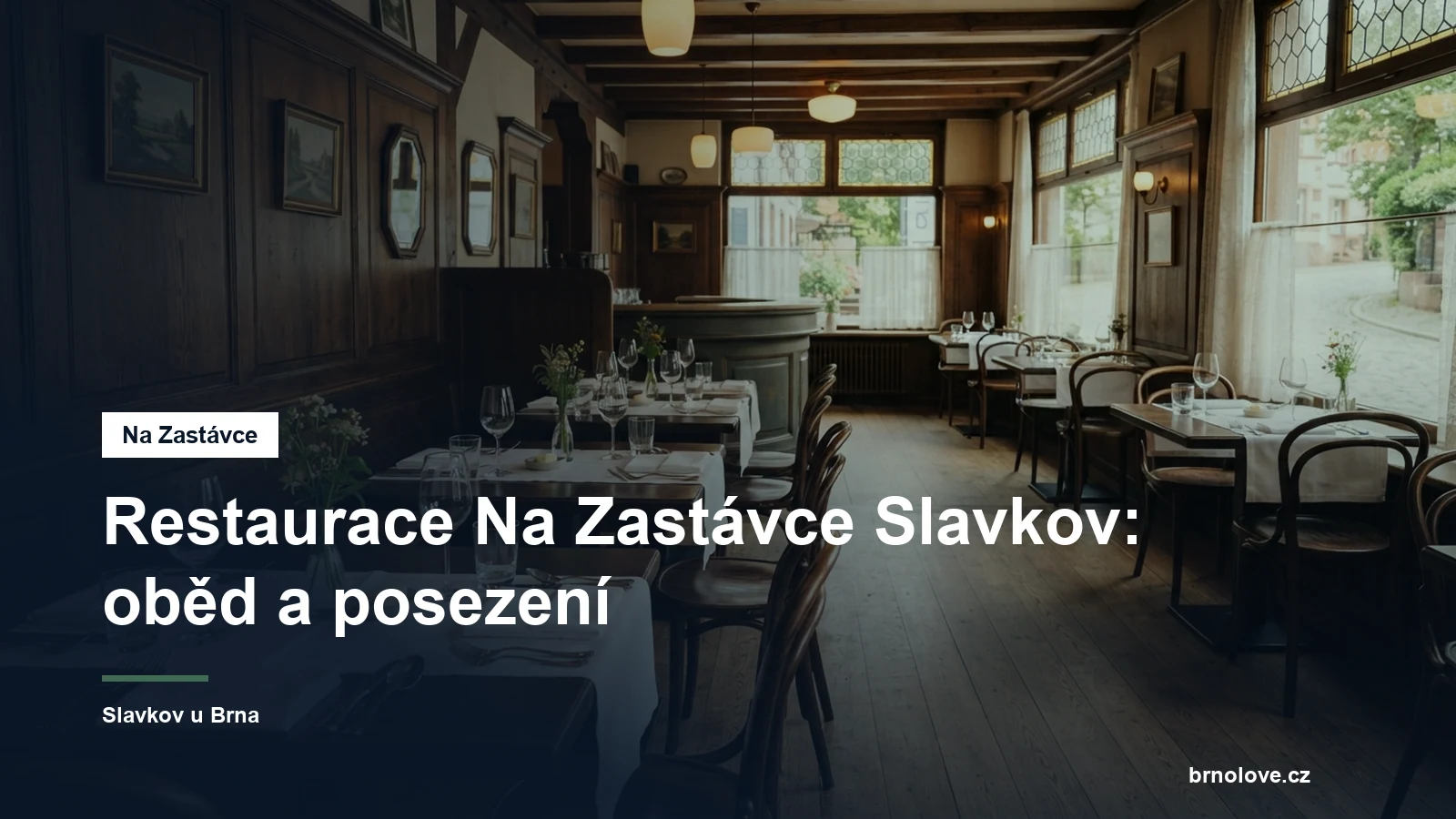 Interiér restaurace s prostřenými stoly