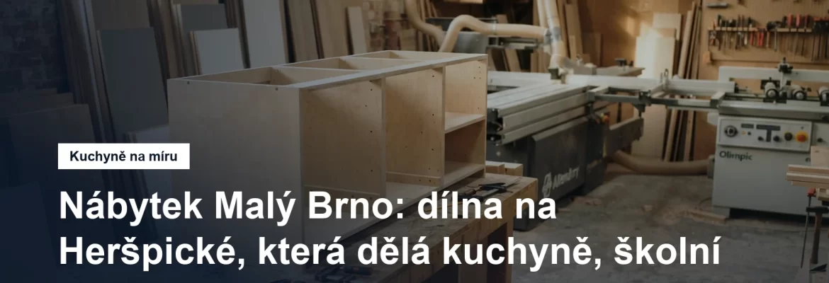 Rozestavěná kuchyňská linka bez dvířek v truhlářské dílně, vedle ní naskládané laminované dílce s ohraněnou hranou
