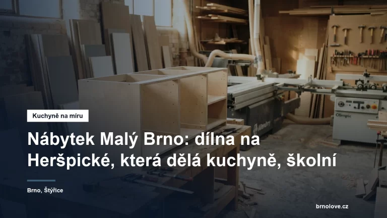 Rozestavěná kuchyňská linka bez dvířek v truhlářské dílně, vedle ní naskládané laminované dílce s ohraněnou hranou