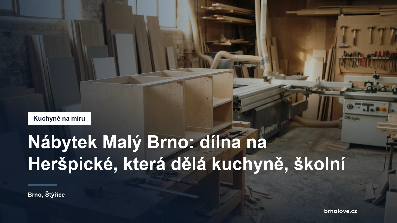 Rozestavěná kuchyňská linka bez dvířek v truhlářské dílně, vedle ní naskládané laminované dílce s ohraněnou hranou