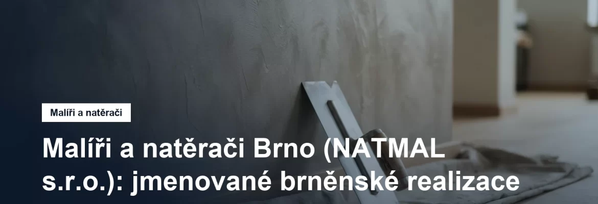 Stěna s hlazenou dekorativní stěrkou v odstínu betonu, na ní odlesk denního světla a vedle opřené ocelové hladítko
