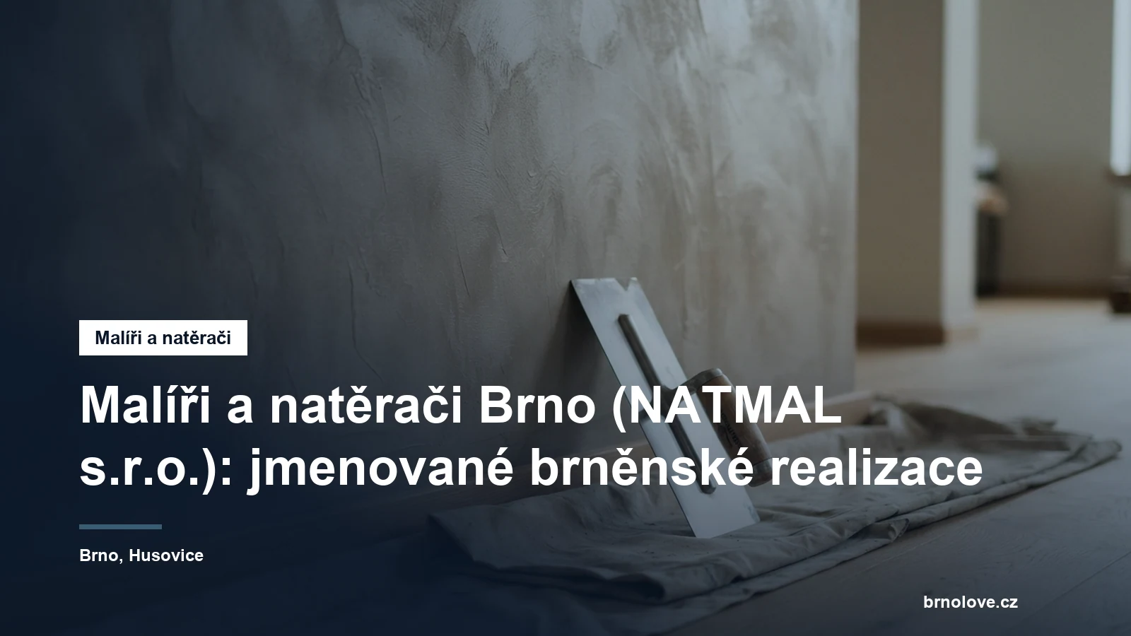 Stěna s hlazenou dekorativní stěrkou v odstínu betonu, na ní odlesk denního světla a vedle opřené ocelové hladítko