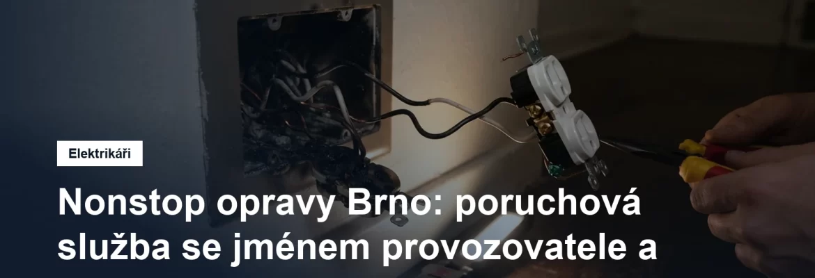 Elektrikář vyměňuje vyhořelou zásuvku ve zdi bytu, na místě má nářadí a přenosné pracovní světlo