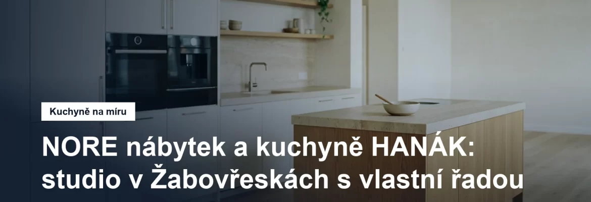 Kuchyň na míru se světlými lakovanými dvířky, dřevěným ostrůvkem a kamennou pracovní deskou v prosvětleném bytě