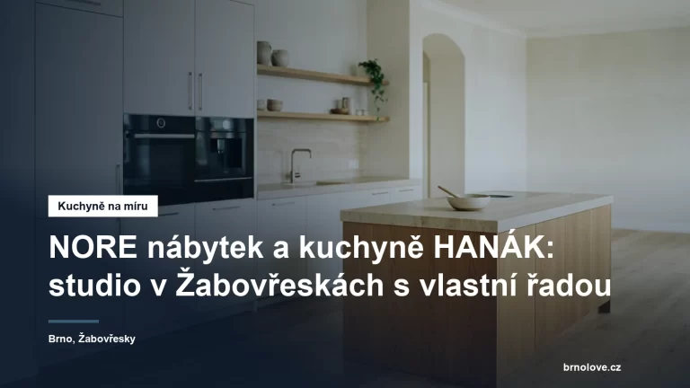 Kuchyň na míru se světlými lakovanými dvířky, dřevěným ostrůvkem a kamennou pracovní deskou v prosvětleném bytě