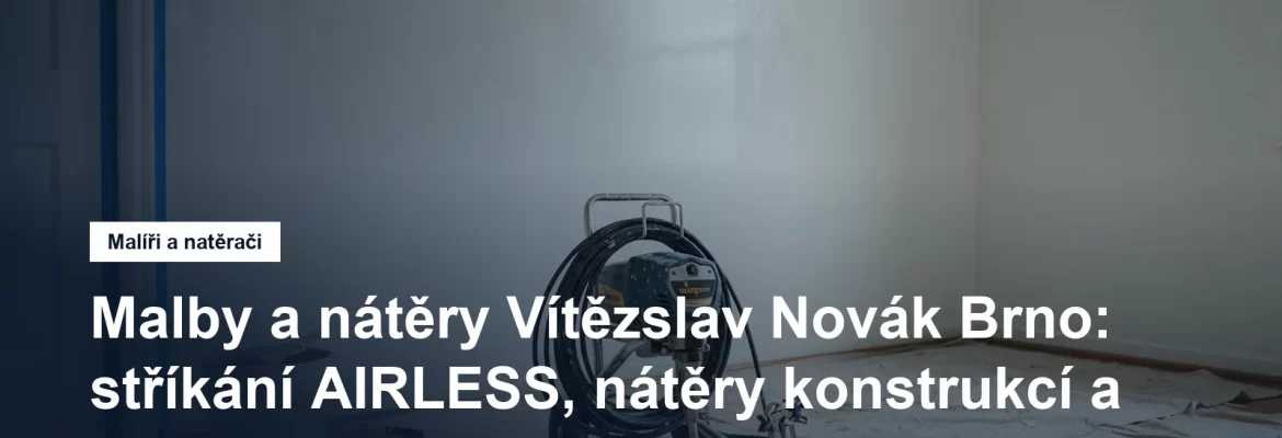 Prázdný pokoj s čerstvě natřenou bílou stěnou, na podlaze rozložená zakrývací plachta, airless stříkací agregát s hadicí a pistolí