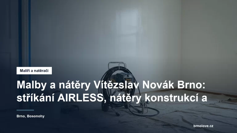Prázdný pokoj s čerstvě natřenou bílou stěnou, na podlaze rozložená zakrývací plachta, airless stříkací agregát s hadicí a pistolí