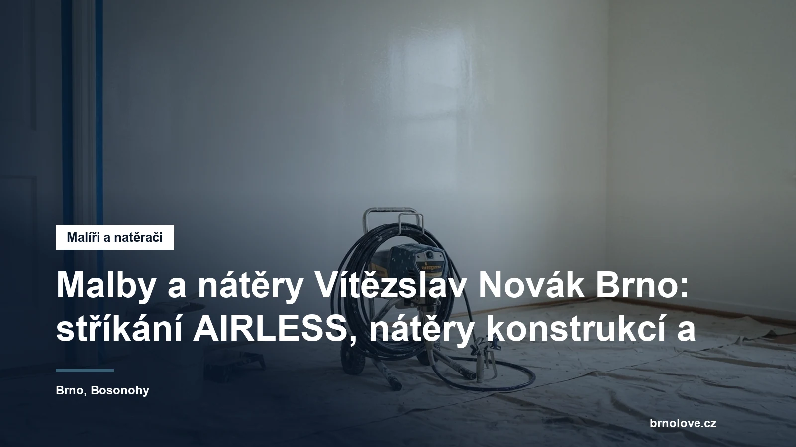Prázdný pokoj s čerstvě natřenou bílou stěnou, na podlaze rozložená zakrývací plachta, airless stříkací agregát s hadicí a pistolí
