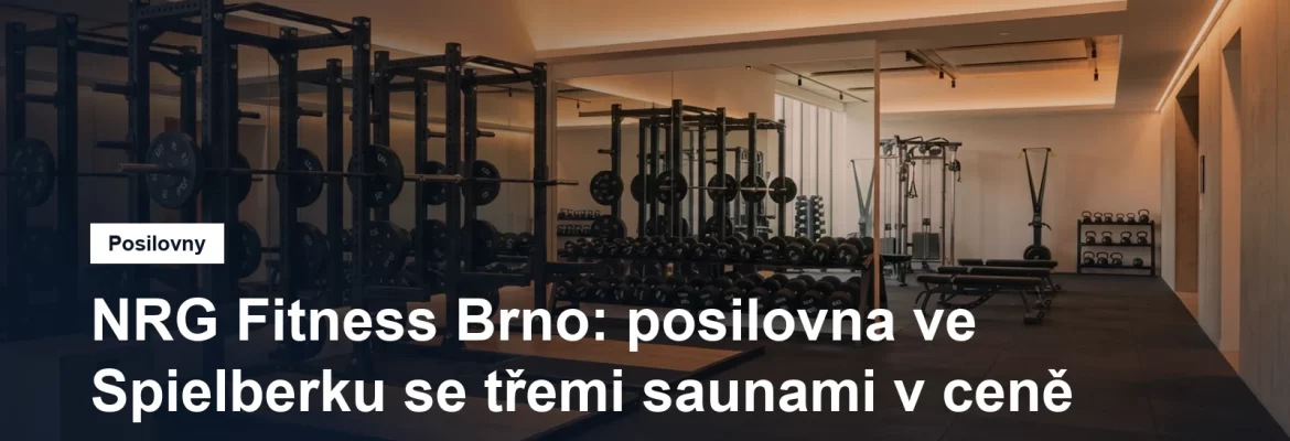 Posilovna se silovými klecemi a platformami v přízemí moderní kancelářské budovy
