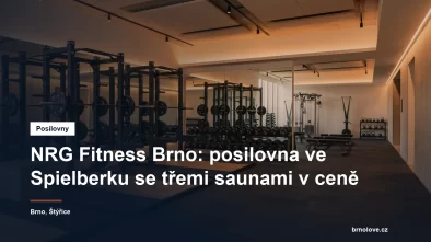 Posilovna se silovými klecemi a platformami v přízemí moderní kancelářské budovy