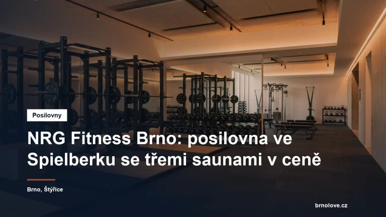 Posilovna se silovými klecemi a platformami v přízemí moderní kancelářské budovy