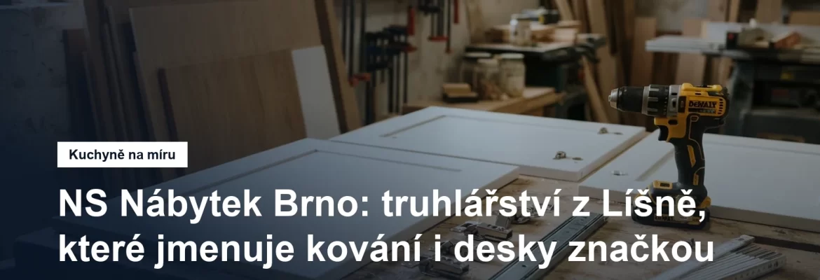 Rozpracovaná kuchyňská dvířka na truhlářském ponku, vedle nich nábytkové panty a výsuv zásuvky připravené k montáži