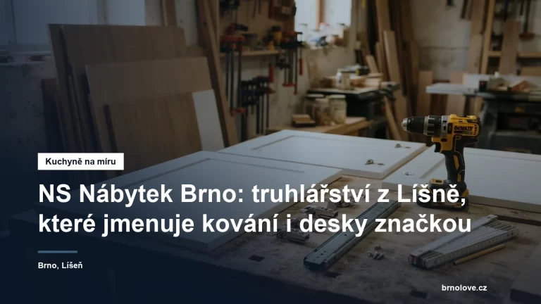 Rozpracovaná kuchyňská dvířka na truhlářském ponku, vedle nich nábytkové panty a výsuv zásuvky připravené k montáži