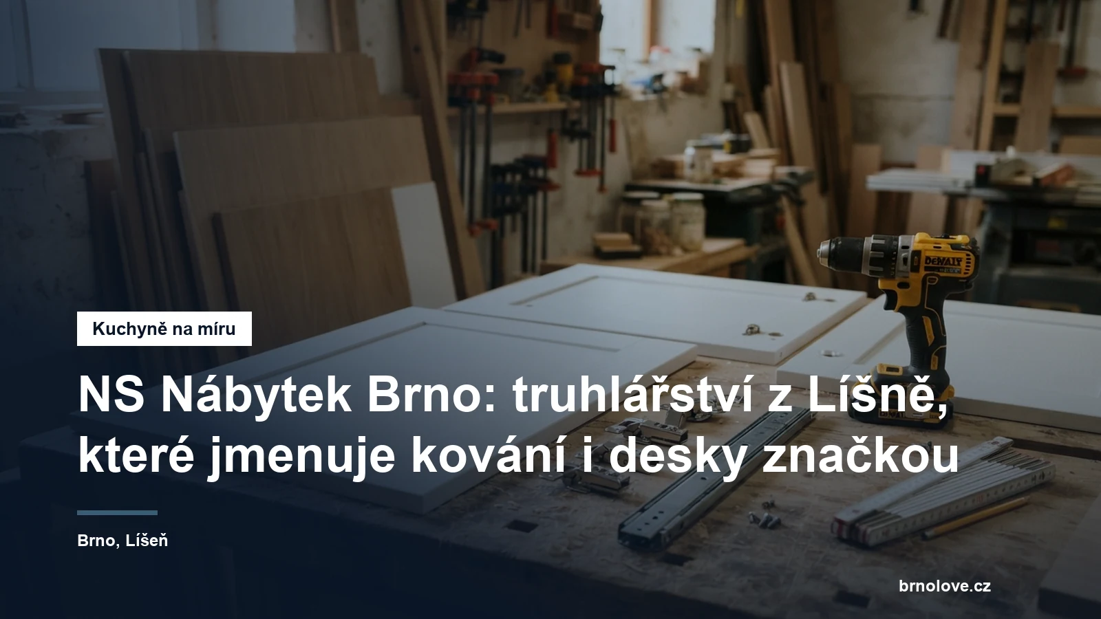 Rozpracovaná kuchyňská dvířka na truhlářském ponku, vedle nich nábytkové panty a výsuv zásuvky připravené k montáži