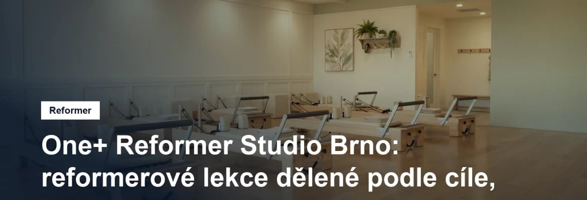 Reformerový stroj v prosvětleném studiu s hladkou podlahou, bez lidí