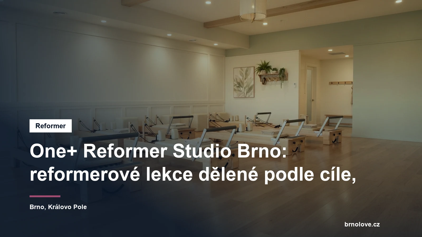 Reformerový stroj v prosvětleném studiu s hladkou podlahou, bez lidí