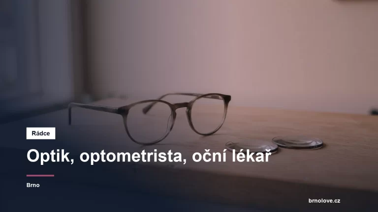 Brýlové obruby a zkušební čočky na světlém pultu