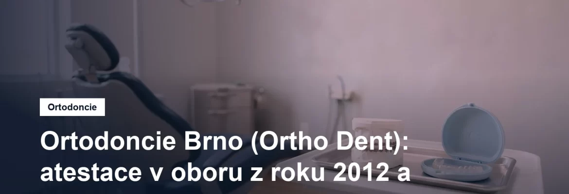 Ortodontické křeslo v ordinaci, na stolku model chrupu s fixním aparátem a průhledná fóliová dlaha v pouzdře