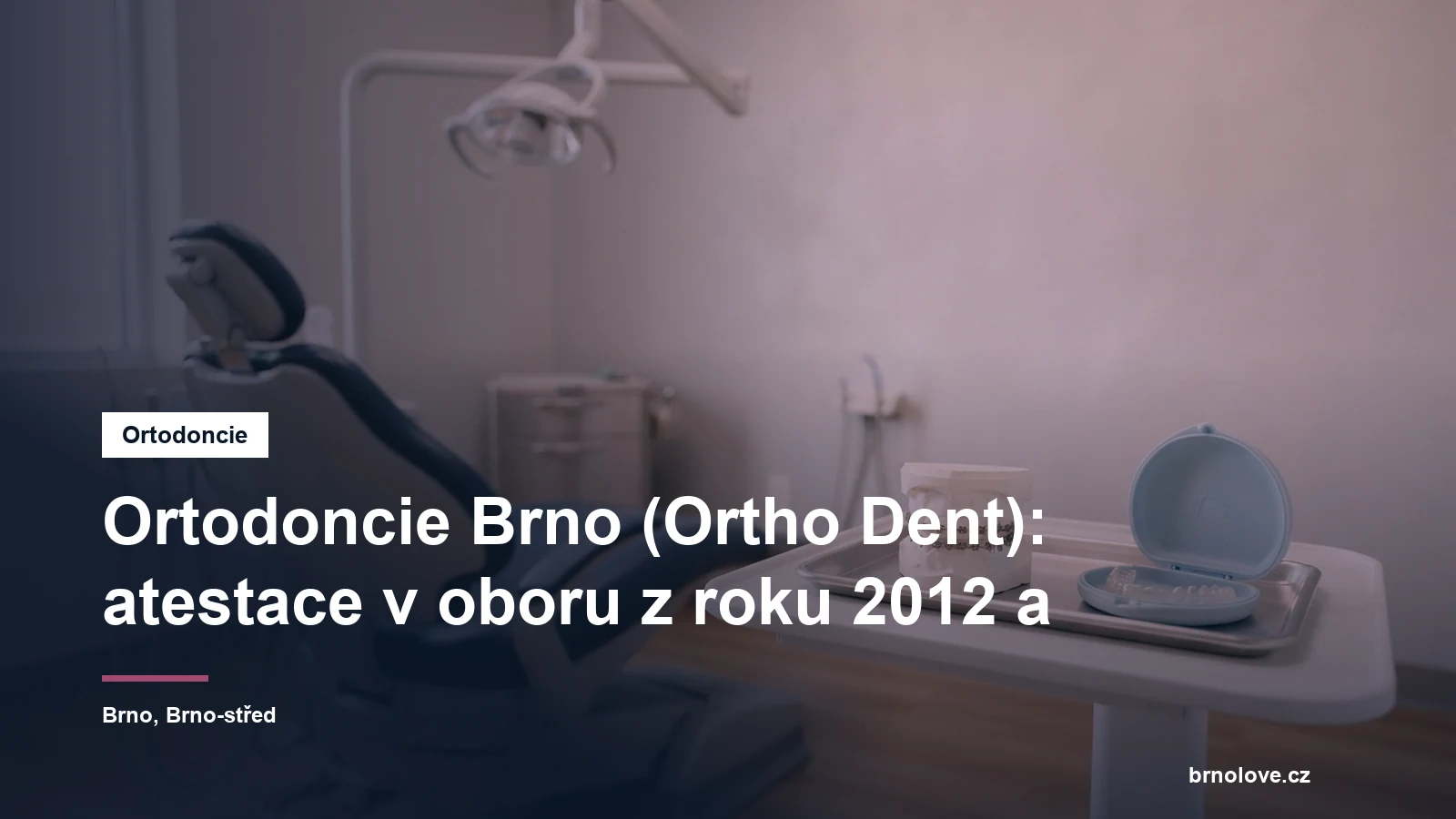 Ortodontické křeslo v ordinaci, na stolku model chrupu s fixním aparátem a průhledná fóliová dlaha v pouzdře