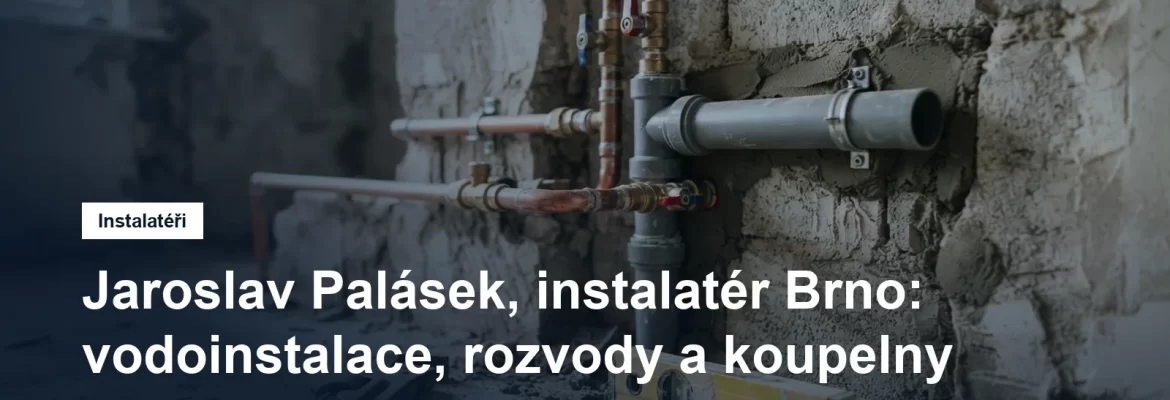 Nové měděné a plastové rozvody vody s odpadním potrubím v odkryté stěně rozestavěné koupelny, vedle nářadí instalatéra