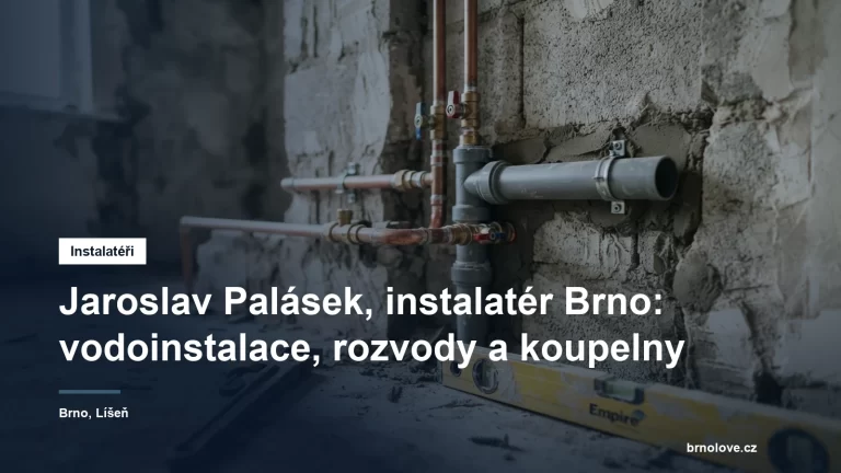 Nové měděné a plastové rozvody vody s odpadním potrubím v odkryté stěně rozestavěné koupelny, vedle nářadí instalatéra
