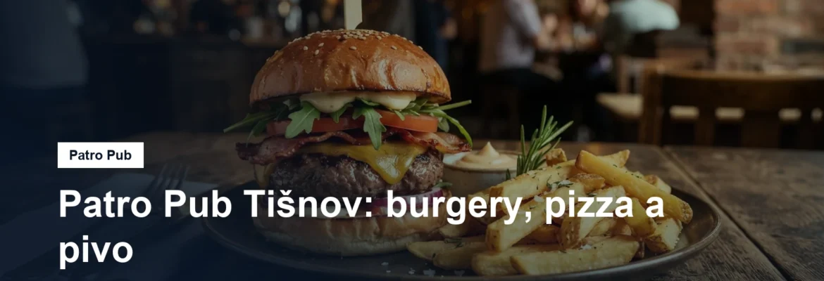 Burger a hranolky na stole v pubu
