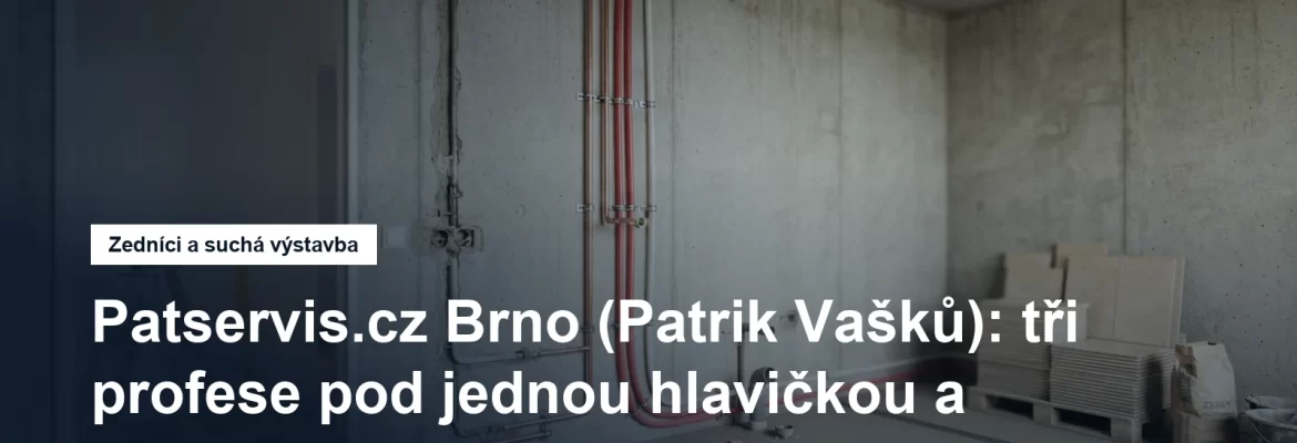 Rozbourané panelákové bytové jádro s odstraněnými umakartovými příčkami, odkrytými rozvody vody a připraveným podkladem pod obklad