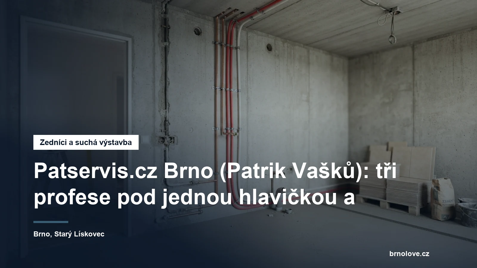 Rozbourané panelákové bytové jádro s odstraněnými umakartovými příčkami, odkrytými rozvody vody a připraveným podkladem pod obklad