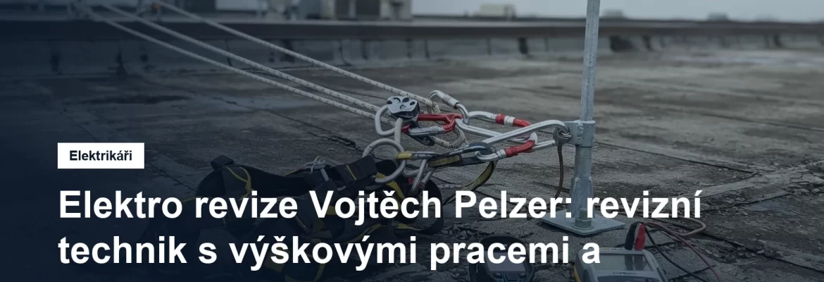 Technik na laně kontroluje jímací tyč hromosvodu na střeše bytového domu při revizi
