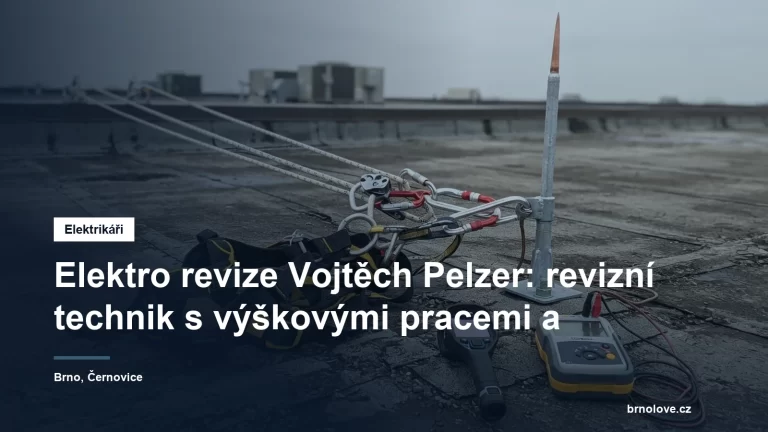 Technik na laně kontroluje jímací tyč hromosvodu na střeše bytového domu při revizi