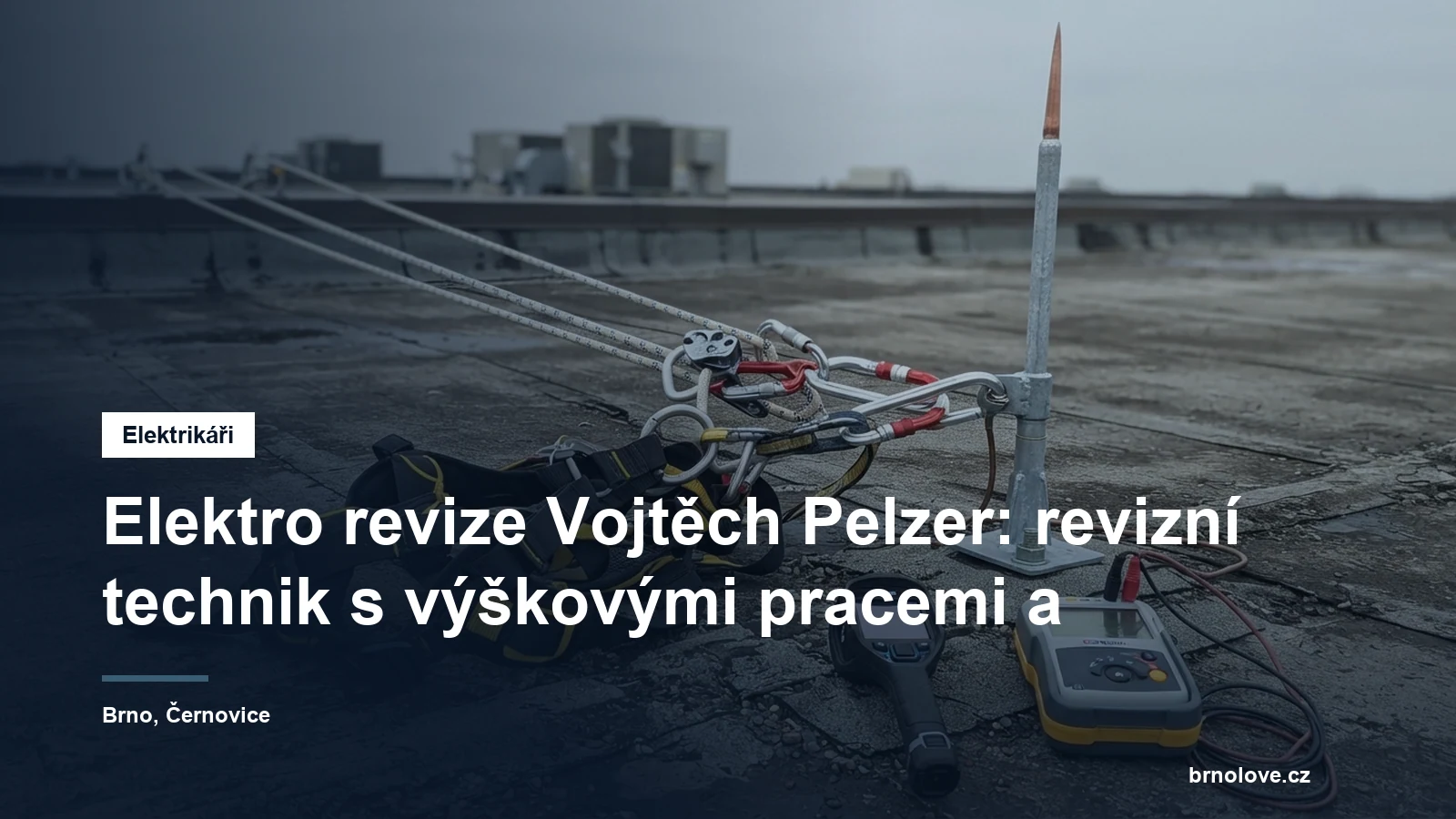 Technik na laně kontroluje jímací tyč hromosvodu na střeše bytového domu při revizi