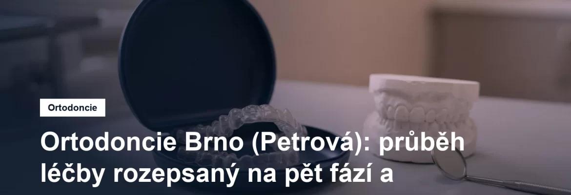 Průhledná fóliová rovnátka v otevřeném pouzdře na stolku ordinace, vedle model chrupu a zrcátko