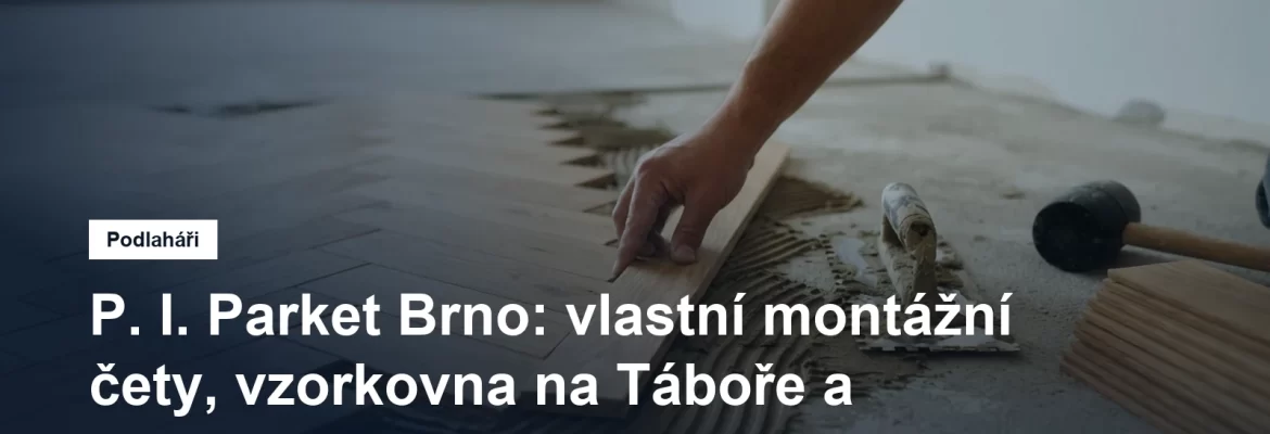 Rozpracovaná pokládka dubových parketových vlysů do lepidla, vedle nich zubová stěrka a gumová palice