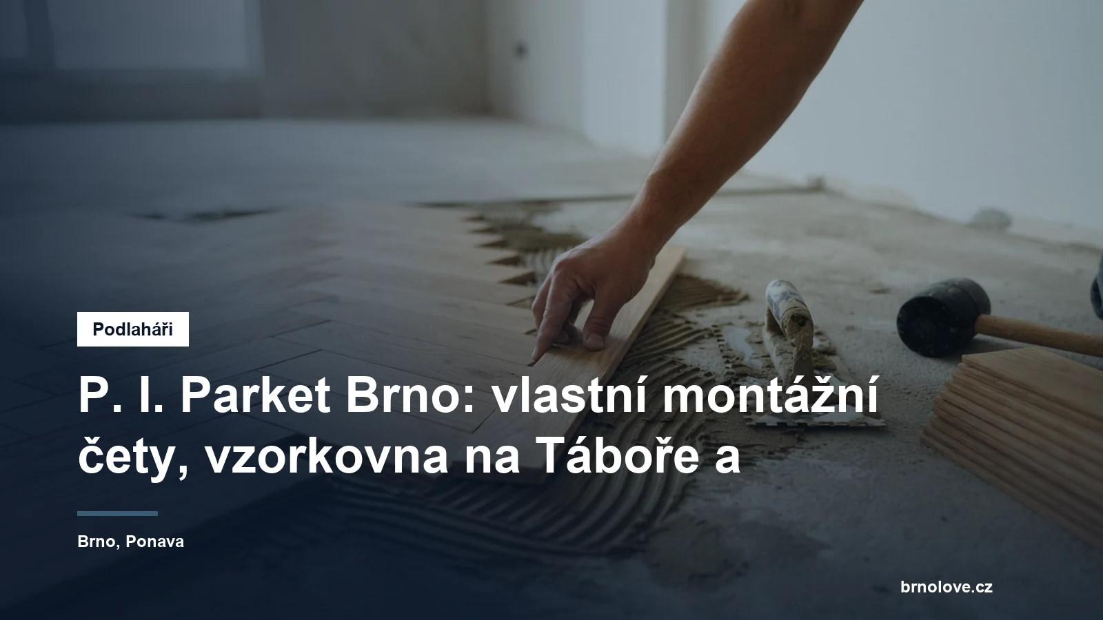 Rozpracovaná pokládka dubových parketových vlysů do lepidla, vedle nich zubová stěrka a gumová palice
