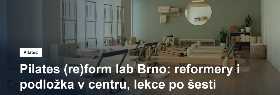 Pilatesové reformery seřazené v prosvětleném sále, připravené k lekci, bez lidí
