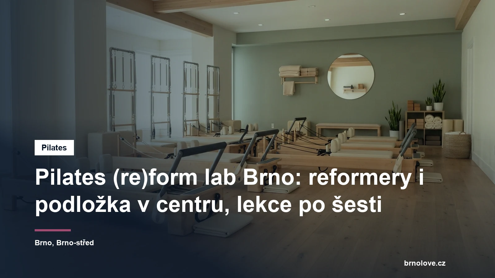 Pilatesové reformery seřazené v prosvětleném sále, připravené k lekci, bez lidí