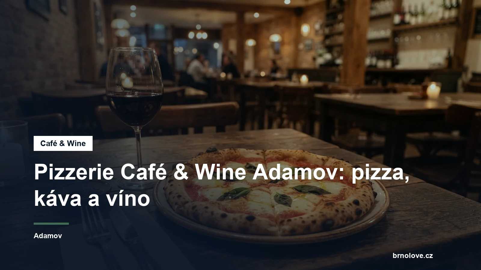 Pizza a sklenka vína na stole