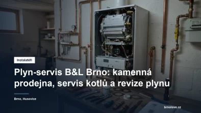 Servisní technik u otevřeného plynového kondenzačního kotle v technické místnosti