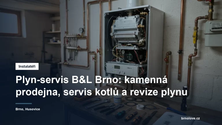 Servisní technik u otevřeného plynového kondenzačního kotle v technické místnosti