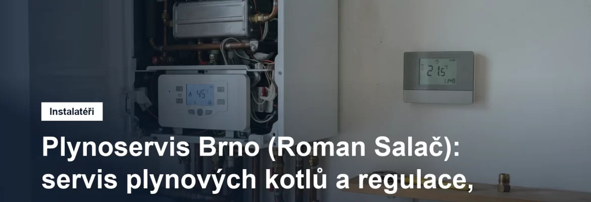 Displej nástěnného plynového kondenzačního kotle s pokojovým termostatem na stěně vedle něj
