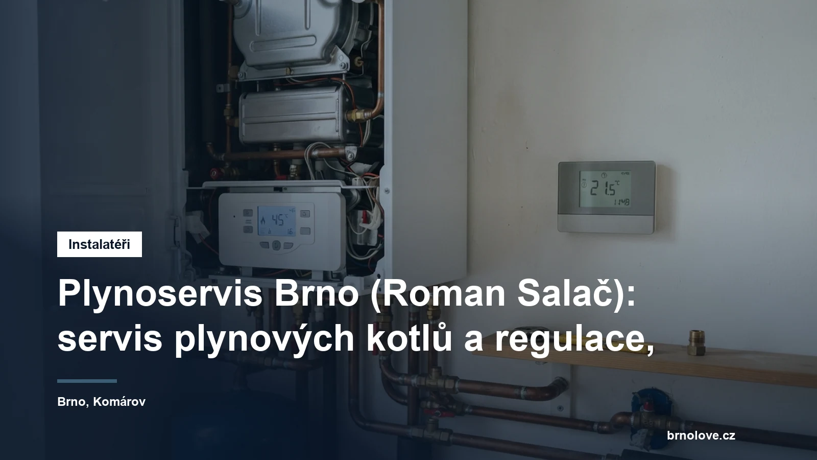 Displej nástěnného plynového kondenzačního kotle s pokojovým termostatem na stěně vedle něj