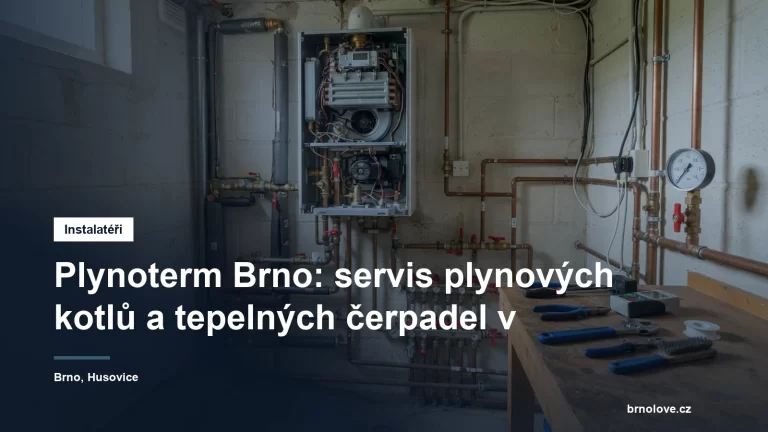 Servisní technik při údržbě nástěnného plynového kondenzačního kotle v kotelně rodinného domu