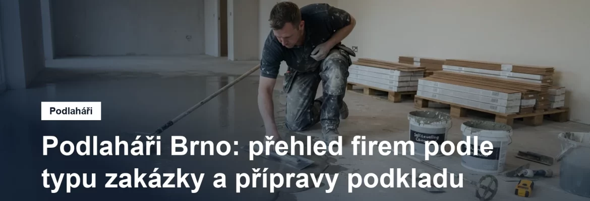Podlahář nanáší samonivelační stěrku na betonový podklad před pokládkou nové podlahy
